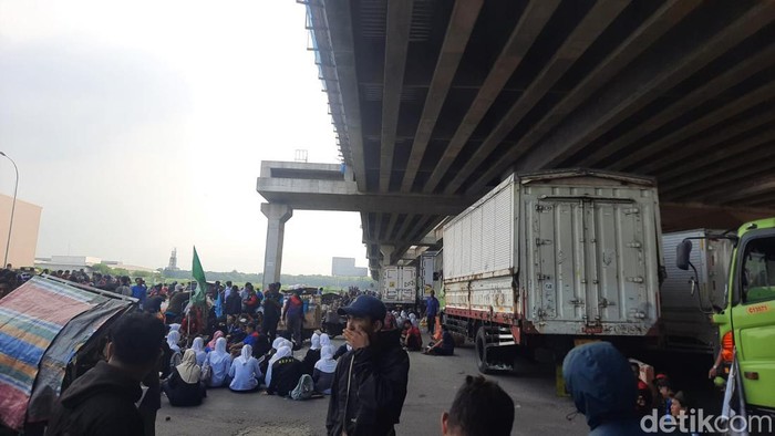 Demo buruh di Cikarang masih bertahan sore ini, lalu lintas macet.