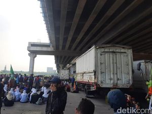 Buruh Demo di Cikarang Masih Bertahan Sore Ini, Lalin Macet