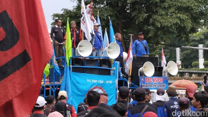 Demo buruh di depan Gedung Sate. Demo buruh di depan Gedung Sate.