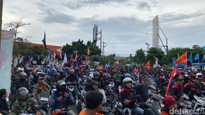 demo buruh jatim desak umk naik sebesar 15 persen