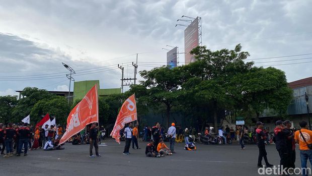 demo buruh jatim desak umk naik sebesar 15 persen