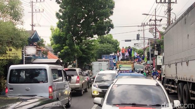 demo buruh jatim saat melintas di kawasan driyorejo