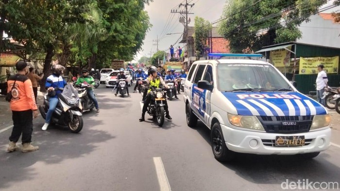 demo buruh jatim saat melintas di kawasan driyorejo