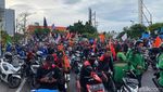 Aksi Demo Buruh Membuat Jalanan di Kota Surabaya Padat Merayap