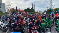 Massa buruh sempat berhenti kawasan Taman Pelangi yang berada di Jalan Ahmad Yani. Imbasnya pihak kepolisian melakukan pengalihan arus lalu lintas.