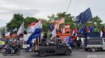 Aksi Demo Buruh Membuat Jalanan di Kota Surabaya Padat Merayap