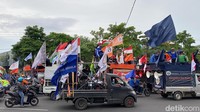 Hingga pukul 15.57 atau sekitar 20 menit berselang, rombongan massa buruh itu terpantau masih melintas. Artinya, iring-iringan massa buruh itu memang cukup banyak.