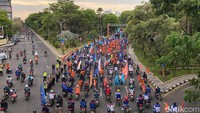 Pantauan detikJatim dari Kebun Binatang Surabaya (KBS), rombongan massa buruh yang dominan menaiki sepeda motor itu dipimpin sejumlah mobil komando. Sekitar pukul 15.27 WIB rombongan massa itu mulai melintasi jembatan penyeberangan orang (JPO) KBS ke Jalan Raya Darmo.