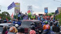 Imbas dari aksi buruh ini, kemacetan tidak dapat terhindarkan.