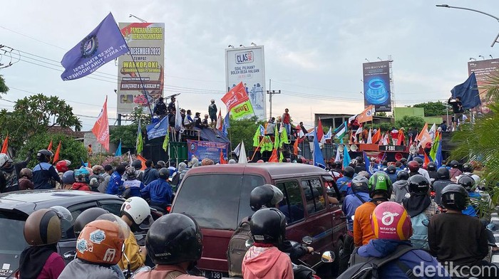 demo buruh surabaya