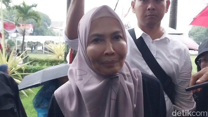 Dewanti Rumpoko, istri eks Walkot Batu Eddy Rumpoko usai pemakaman suaminya di TMP Untung Suropati.