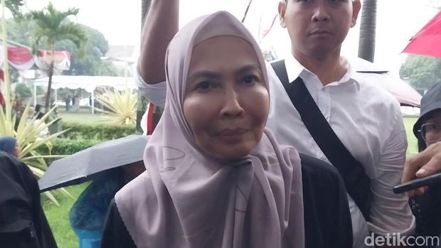 Dewanti Rumpoko, istri eks Walkot Batu Eddy Rumpoko usai pemakaman suaminya di TMP Untung Suropati.