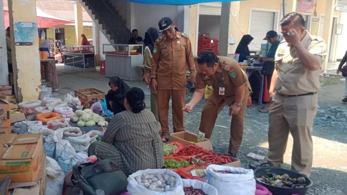 Dinas Perdagangan saat pantau harga di pasar Tampinna Luwu Timur, Sulsel.