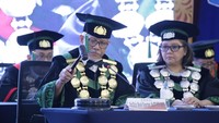 Dalam orasinya, Prof. Wicipto juga menyampaikan pertanyaan perihal, apakah di Indonesia masih bisa terwujud Negara Hukum sesuai Amanat UUD RI Tahun 1945?” Prof Wicipto melanjutkan pertanyaan tersebut relevan dengan kehidupan kita saat ini, di mana bisa dinilai dari kualias perundang-undangan, maraknya korupsi, penegakan hukum yang tidak berkeadilan, lembaga penegak hukum yang tidak independen, dan nilai moralitas penyelenggara negara. Foto: (Dok UPN Veteran Jakarta)
