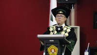 Sering terjadi, penegak hukum lebih mengedepankan hukum ketimbang etika. Etika dan hukum merupakan dua hal yang saling berkaitan/berhimpitan. Etika ada agar manusia hidup harmonis dan tidak melanggar hak-hak orang lain yang menyebabkan terjadinya disharmoni, ungkap Prof Wicipto. Foto: (Dok UPN Veteran Jakarta)