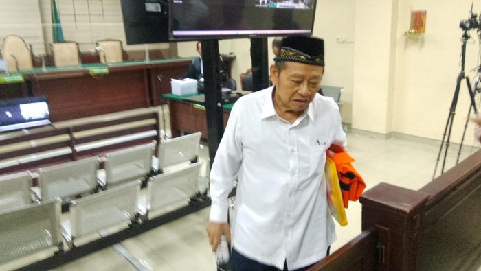 Eks Bupati Sidoarjo Saiful Ilah usai menjalani sidang tuntutan di Pengadilan Tipikor.