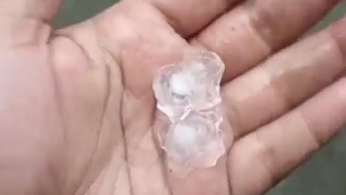 Fenomena hujan es terjadi di Lamongan
