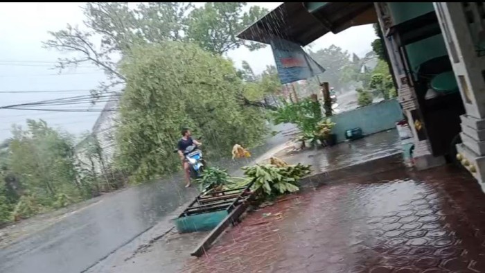 Fenomena hujan es terjadi di Lamongan