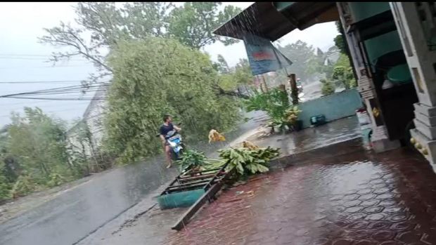 Fenomena hujan es terjadi di Lamongan
