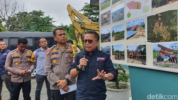 Foto: Dirjen Gakkum menunjukkan lokasi operasi gabungan (Raja Adil Siregar)