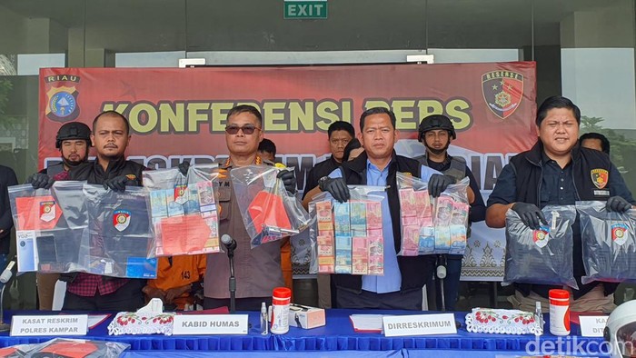 Foto: Polisi menunjukkan barang bukti (Raja Adil Siregar)
