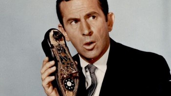 Pernah ada inovasi telepon sepatu pada tahun 1965. Foto: Boredpanda