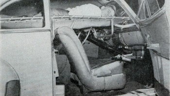 Pada tahun 1954, mobil pernah dirancang bisa dipasangi tempat tidur untuk penumpangnya. Ada dipan aluminium yang dipanjangkan di atas kursi dari depan ke belakang. Foto: Boredpanda