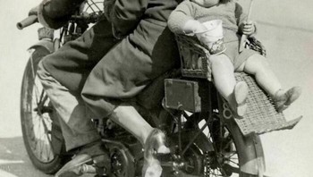 Sekeluarga keluar untuk jalan-jalan di Inggris sekitar 1930-an. Faktor keamanan belum jadi pertimbangan saat itu. Mungkin foto tersebut bakal jadi pembahasan netizen di medsos jika terjadi saat ini. Foto: Boredpanda