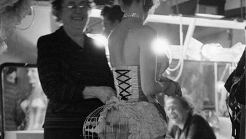 Gadis panggung dengan boneka burung di dalam sangkar di bagian belakangnya di Klub Malam Latin Quarter, New York, 1952 Foto: Boredpanda