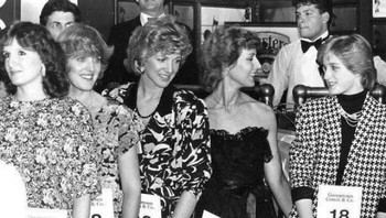 Pada tahun 1985, sedang ada deman Putri Diana melanda dunia termasuk Indonesia. Sampai ada kontes mirip Putri Diana di Washington DC, Amerika Serikat pada tanggal 5 November 1985. Pemenangnnya adalah Maureen Murray (nomor 18) dari Alexandria, Virginia. Foto: Boredpanda