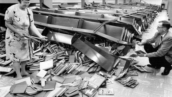 Melihat kekacauan di perpustakaan umum di Lorin, Ohio. AS. Gegara satu rak jatuh berimbas pada lainnya seperti domino. Pustakawan di foto punya tugas menyusun kembali 50.000 buku ke dalam rak. Foto: Boredpanda