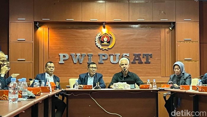 Ganjar Pranowo saat diskusi di Dewan Pers