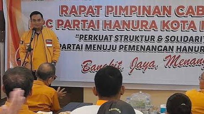Ketua DPC Hanura Parepare, Sulawesi Selatan Hermanto memprotes Sekertaris DPC PDIP Parepare Asrul Hamid dipilih sebagai Ketua TPK Ganjar Pranowo-Mahfud Md.