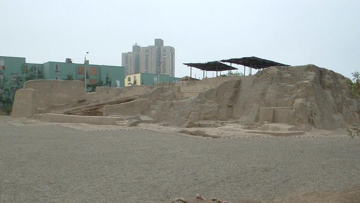 Huaca San Borja, salah satu huaca (situs suci) orang Ychsma di Peru.