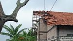 Angin Kencang Terjang Lamongan, Pohon Tumbang dan Puluhan Rumah Rusak