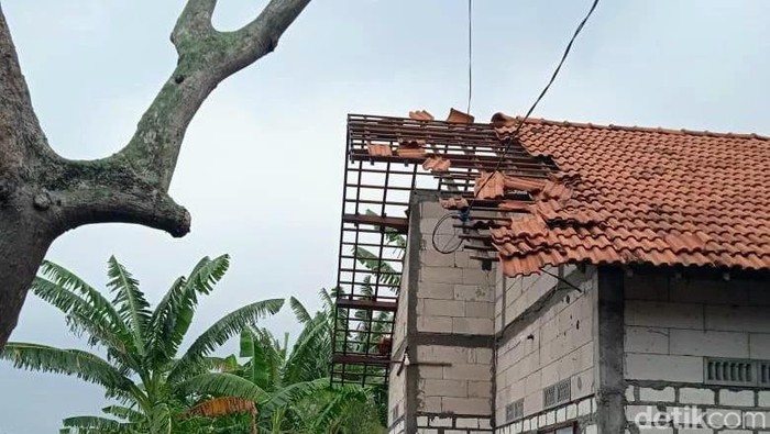 hujan dan angin kencang di lamongan
