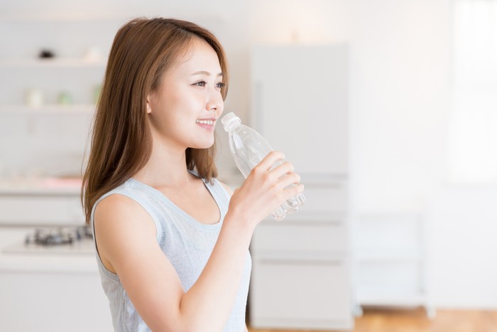 Ilustrasi minum air putih