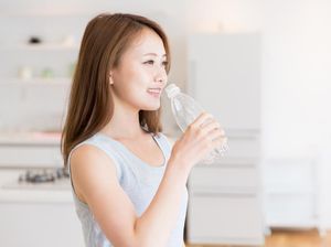 Mitos atau Fakta? Minum 8 Gelas Air Ternyata Tak Bikin Kulit Glowing
