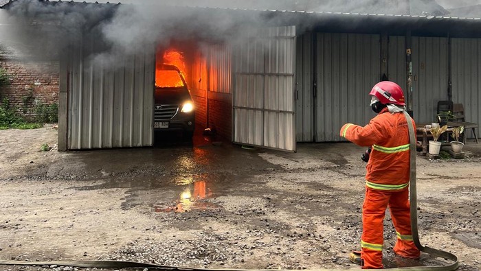 Innova Terparkir di Garasi Kafe Kota Kediri Terbakar Diduga Korsleting