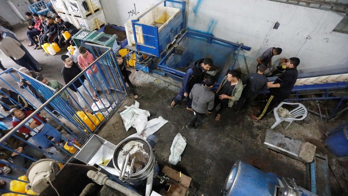 Palestinians wait to get their olives pressed at an oil mill during a temporary truce between Israel and the Palestinian Islamist group Hamas, in Khan Younis in the southern Gaza Strip November 28, 2023. REUTERS/Saleh Salem