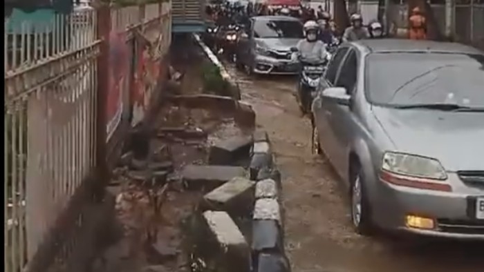 Jalan di Depan Pasar Induk Kramat Jati Sempat Tergenang