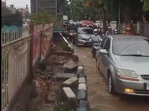 Jalan di Depan Pasar Induk Kramat Jati Sempat Tergenang, Lalin Macet