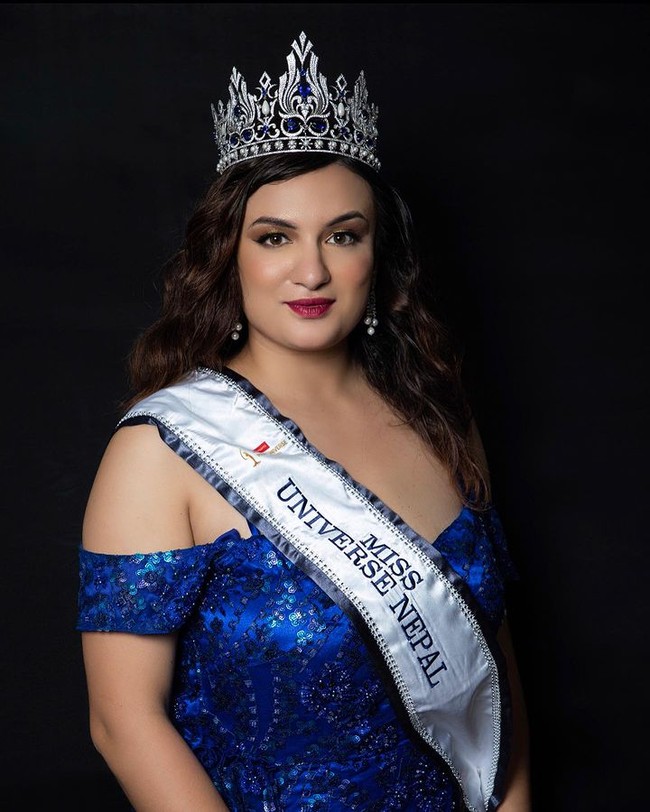 Jane Dipika Garrett jadi finalis pertama bertubuh plus size dalam Miss Universe 2023. Wanita keturunan Amerika tersebut memang berniat untuk mengkampanyekan body positivity dalam ajang kecantikan tersebut. Foto: Instagram
