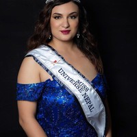 Jane Dipika Garrett jadi finalis pertama bertubuh plus size dalam Miss Universe 2023. Wanita keturunan Amerika tersebut memang berniat untuk mengkampanyekan body positivity dalam ajang kecantikan tersebut. Foto: Instagram