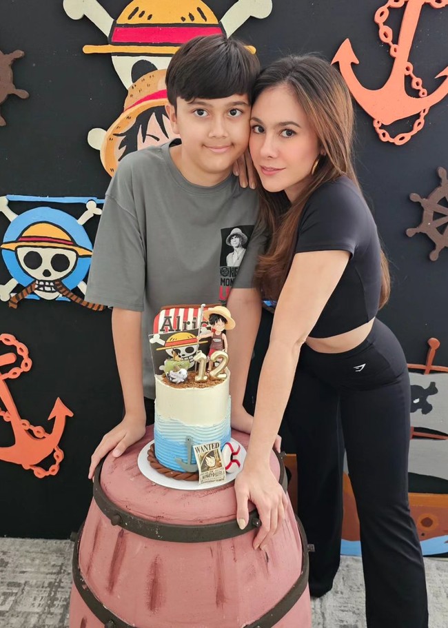 Ditemani sang mama, perayaan ulang tahun Alric dibuat dengan mengusung tema One Piece. Meski baru berusia 12 tahun namun tinggi Alric sudah saingi Wulan Guritno. Foto: Instagram/@wlanguritno