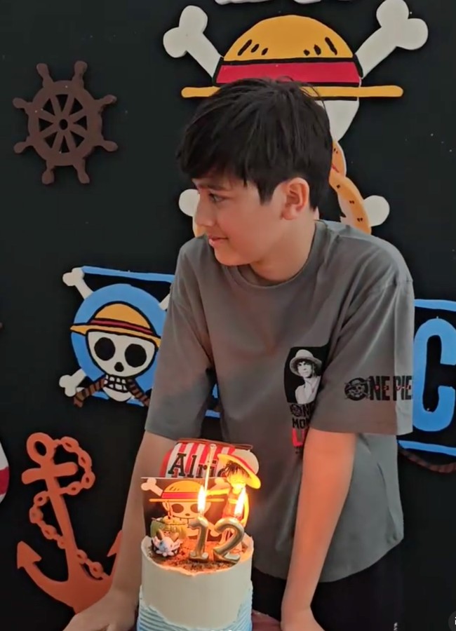 Potret perayaan ulang tahun Alric itu tampak diunggah Wulan ke akun Instagram pribadinya. Sambil terlihat canggung dan sedikit malu-malu di depan kamera, Alric berdiri di belakang kue ulang tahunnya dan kemudian meniup lilin ultahnya. Foto: Instagram/@wlanguritno