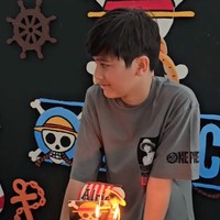 Potret perayaan ulang tahun Alric itu tampak diunggah Wulan ke akun Instagram pribadinya. Sambil terlihat canggung dan sedikit malu-malu di depan kamera, Alric berdiri di belakang kue ulang tahunnya dan kemudian meniup lilin ultahnya. Foto: Instagram/@wlanguritno