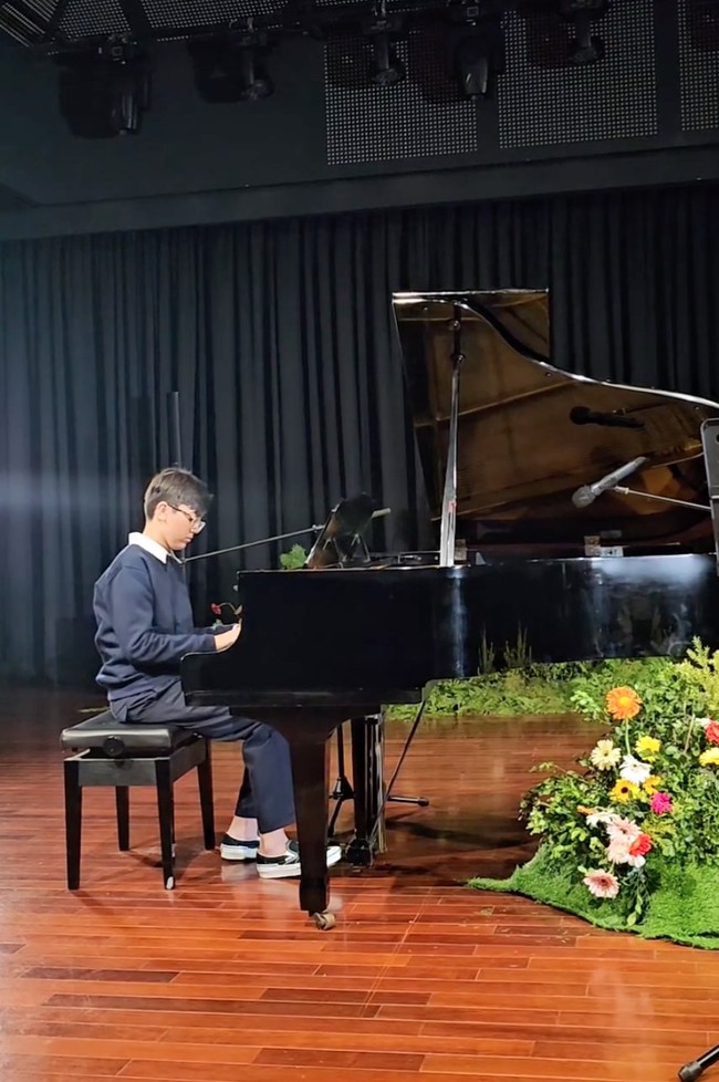 Berjiwa seni, Alric tampak menunjukkan bakatnya bermain piano. Terlihat anak ketiga Wulan itu memang sudah cukup mahir dalam bermain piano. Foto: Instagram/@wlanguritno