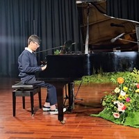Berjiwa seni, Alric tampak menunjukkan bakatnya bermain piano. Terlihat anak ketiga Wulan itu memang sudah cukup mahir dalam bermain piano. Foto: Instagram/@wlanguritno