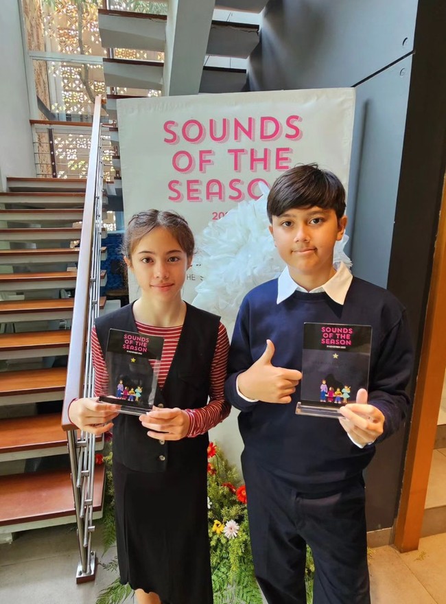 Sama seperti saudaranya, Alric juga memiliki darah blasteran Inggris dari Wulan Guritno. Jika dilihat-lihat, Alric lebih mirip dengan ibu atau ayahnya? Foto: Instagram/@wlanguritno